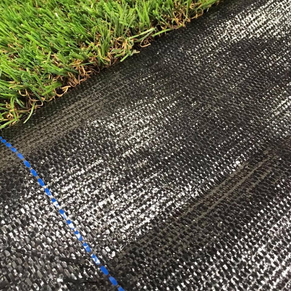 Le tissu de contrôle des mauvaises herbes est une membrane barrière pour un jardin à faible entretien.
