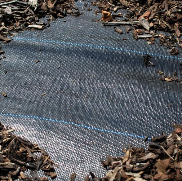 Toile de paillage pour contenir la croissance des mauvaises herbes
